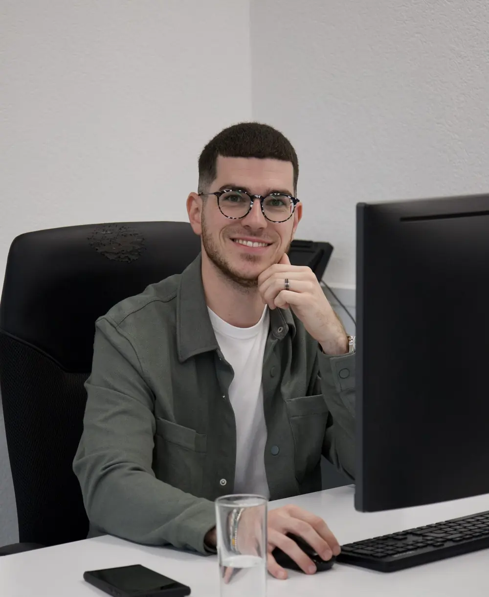 David Giannarelli, créateur de sites internet pour les entreprises de Verbier, à son bureau