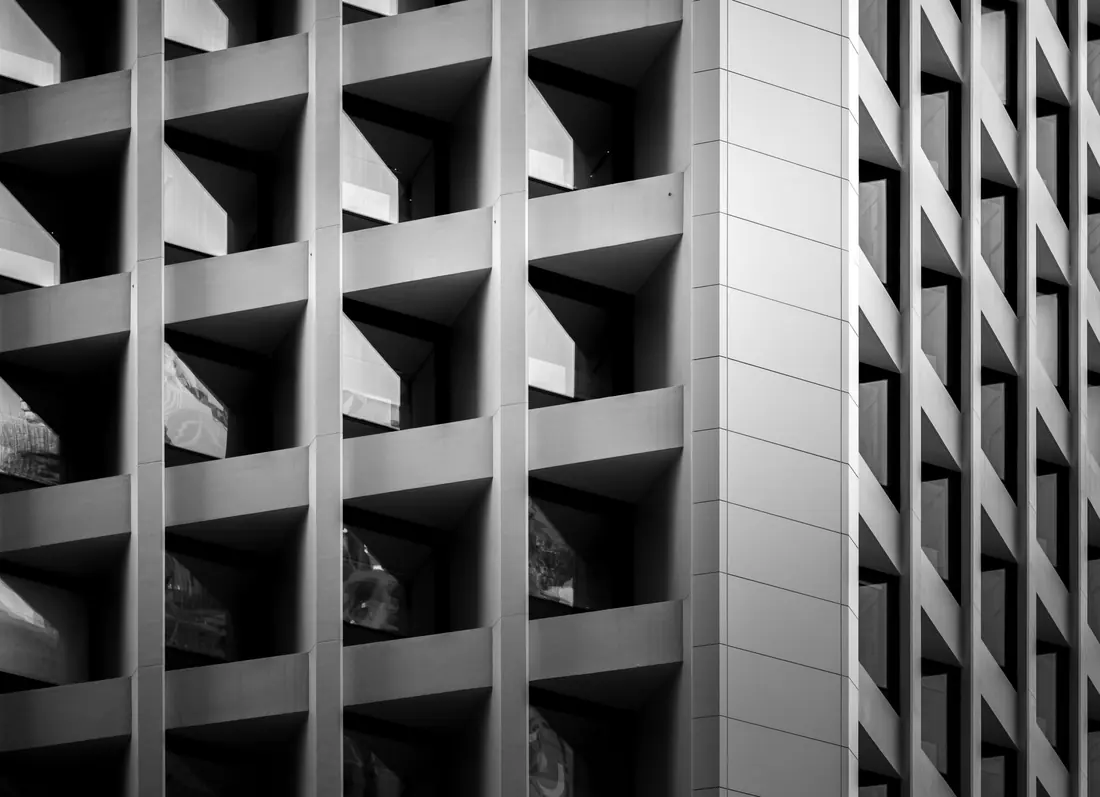 Immeuble contemporain aux lignes répétitives, en noir et blanc