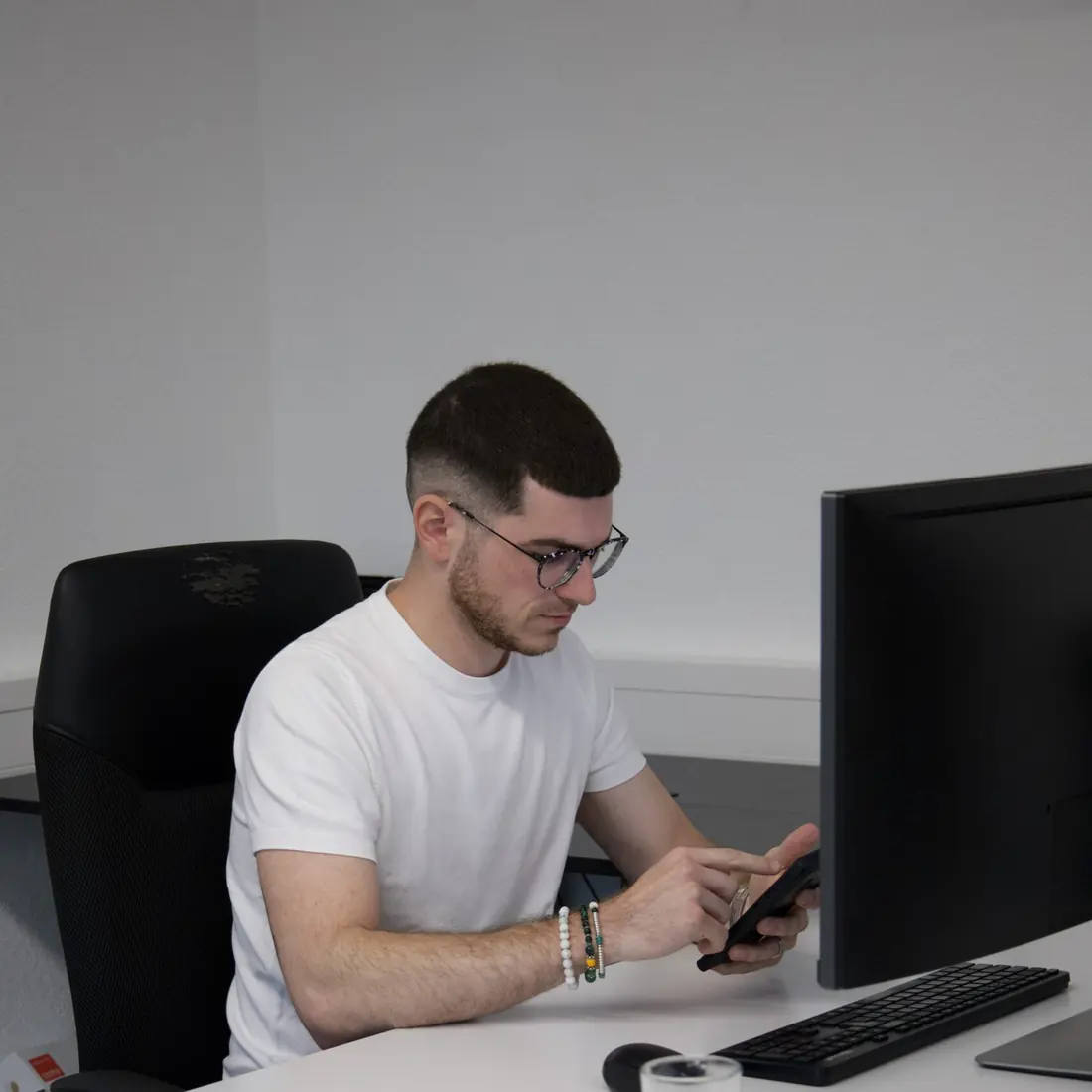 David Giannarelli au travail sur un projet web, à son poste