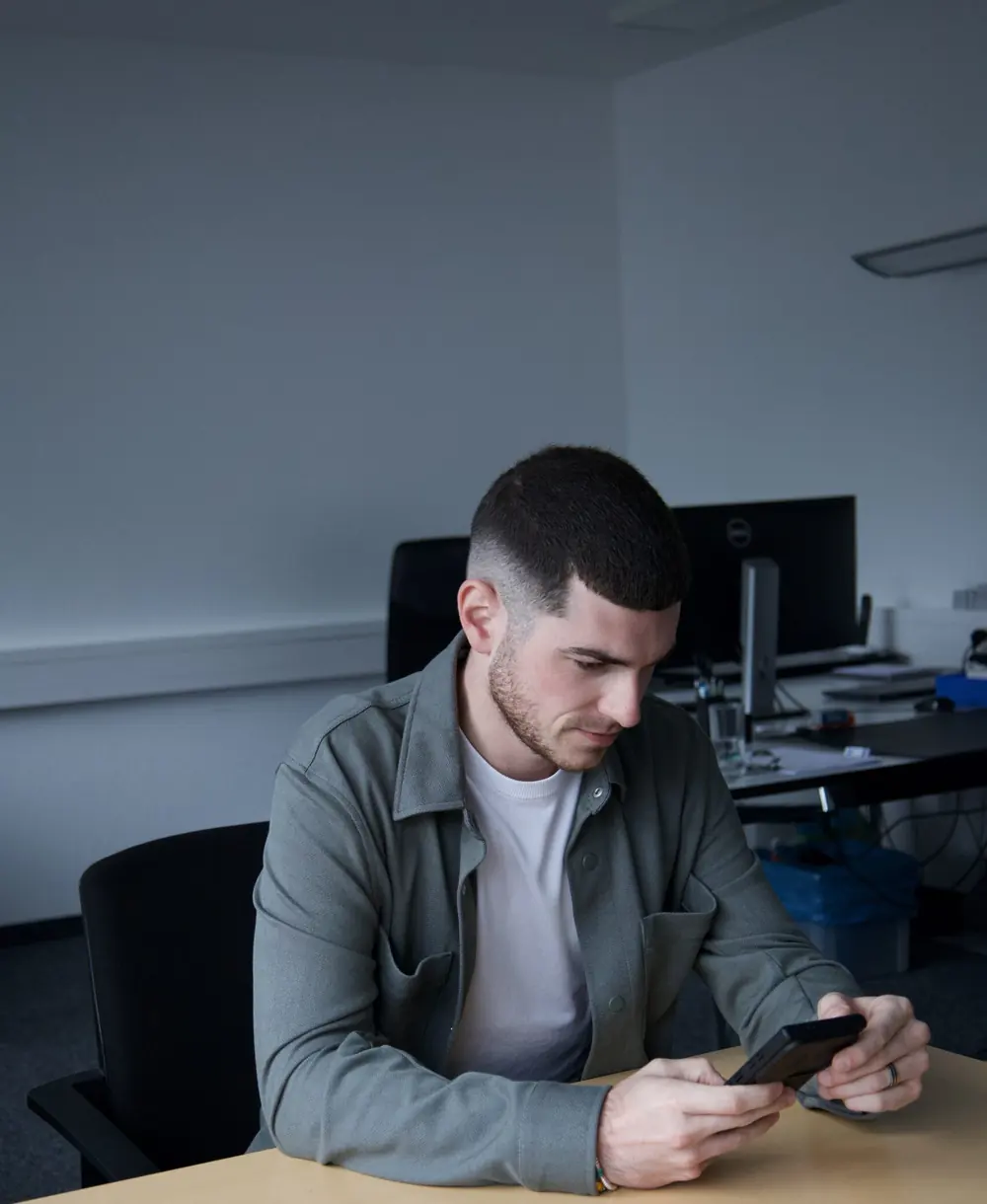 David Giannarelli testant une application mobile développée sur mesure