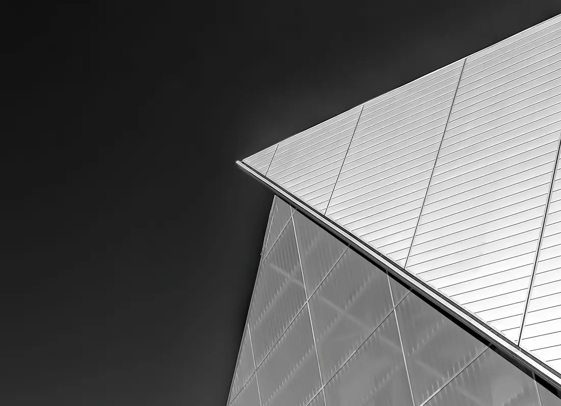 Arête d’un bâtiment moderne aux lames métalliques, en noir et blanc