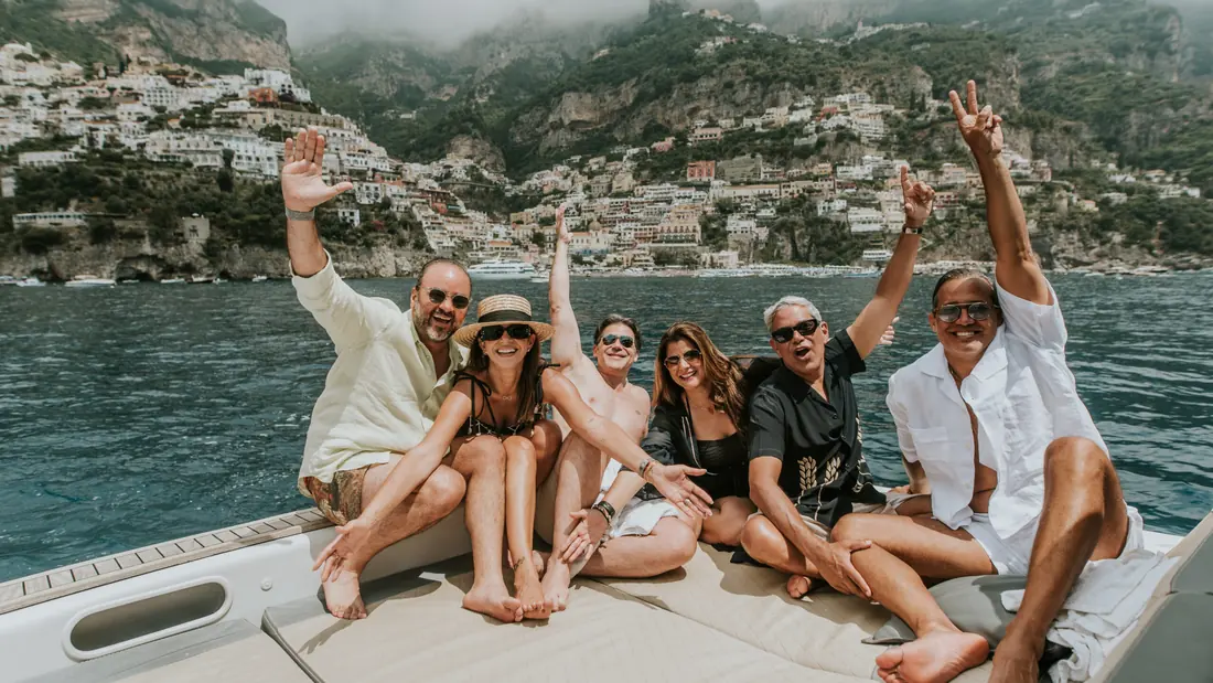 Groupe d’amis lors d’une excursion en bateau privé