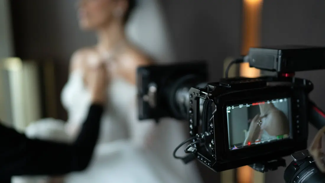 Vidéaste filmant une mariée