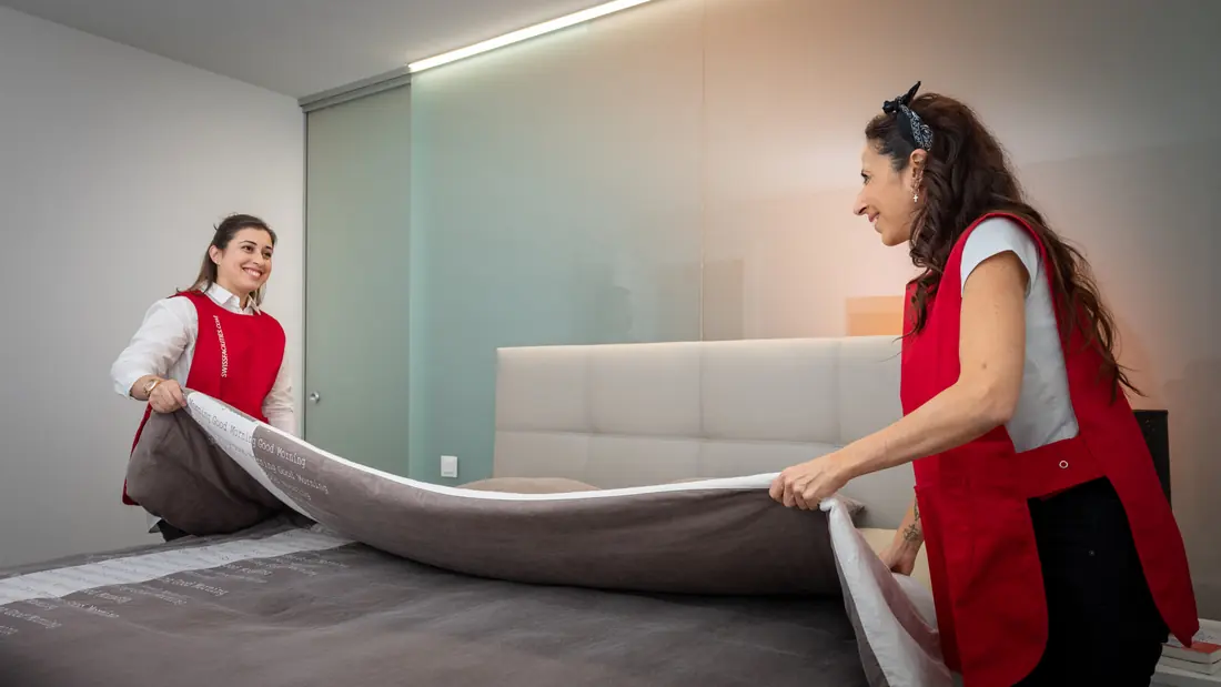 Entretien d’une chambre par l’équipe Swiss Facilities