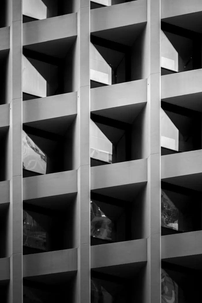 Immeuble aux balcons géométriques photographié en noir et blanc